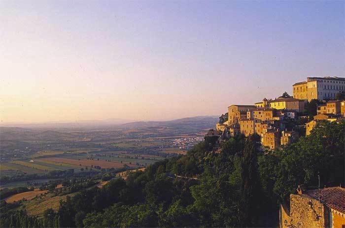Hotel Tuder Todi Bagian luar foto